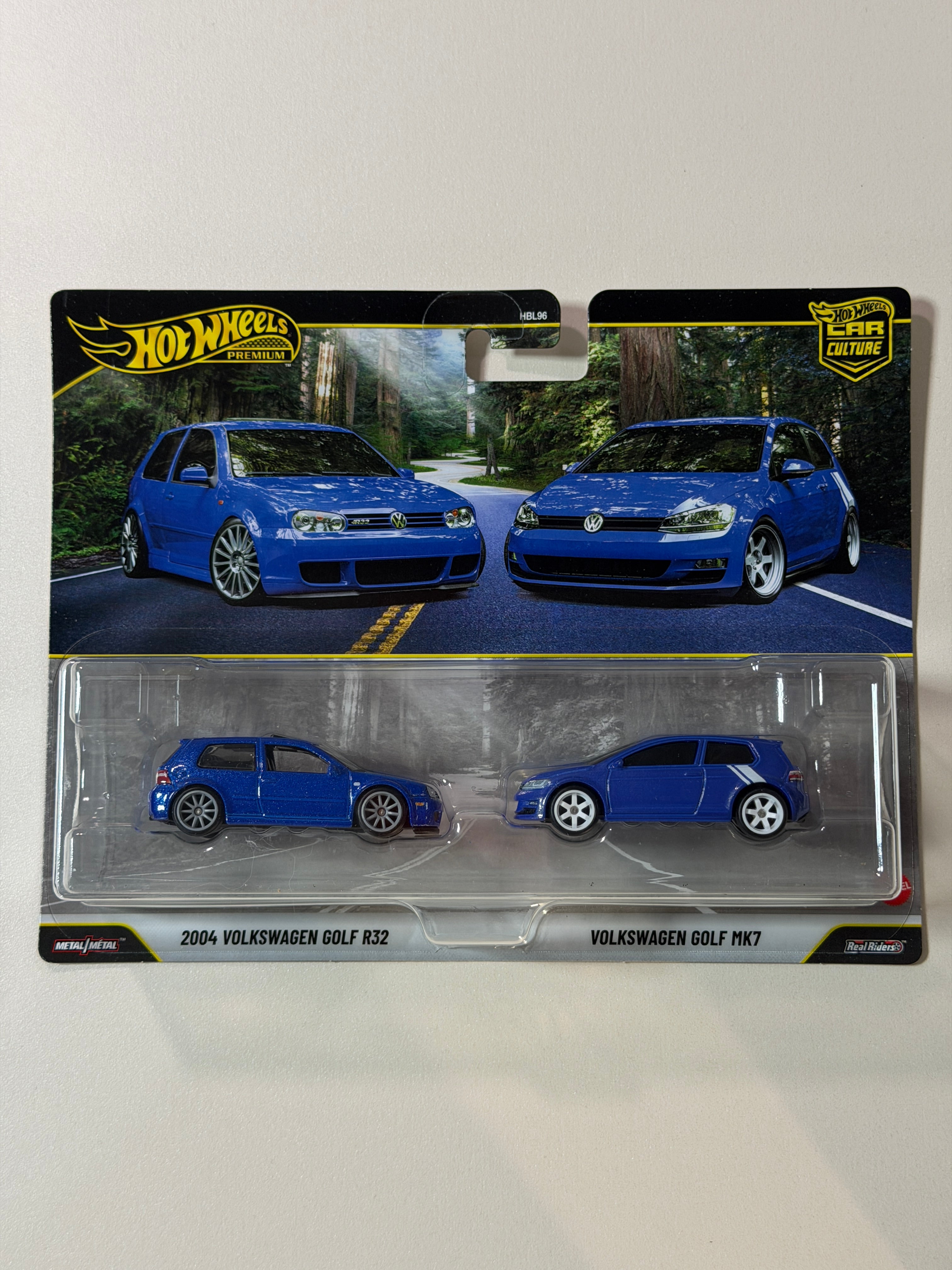 Hot Wheels PREMIUM 2-pack 2004 Volkswagen Golf R32 mk4 + Volkswagen Golf mk7