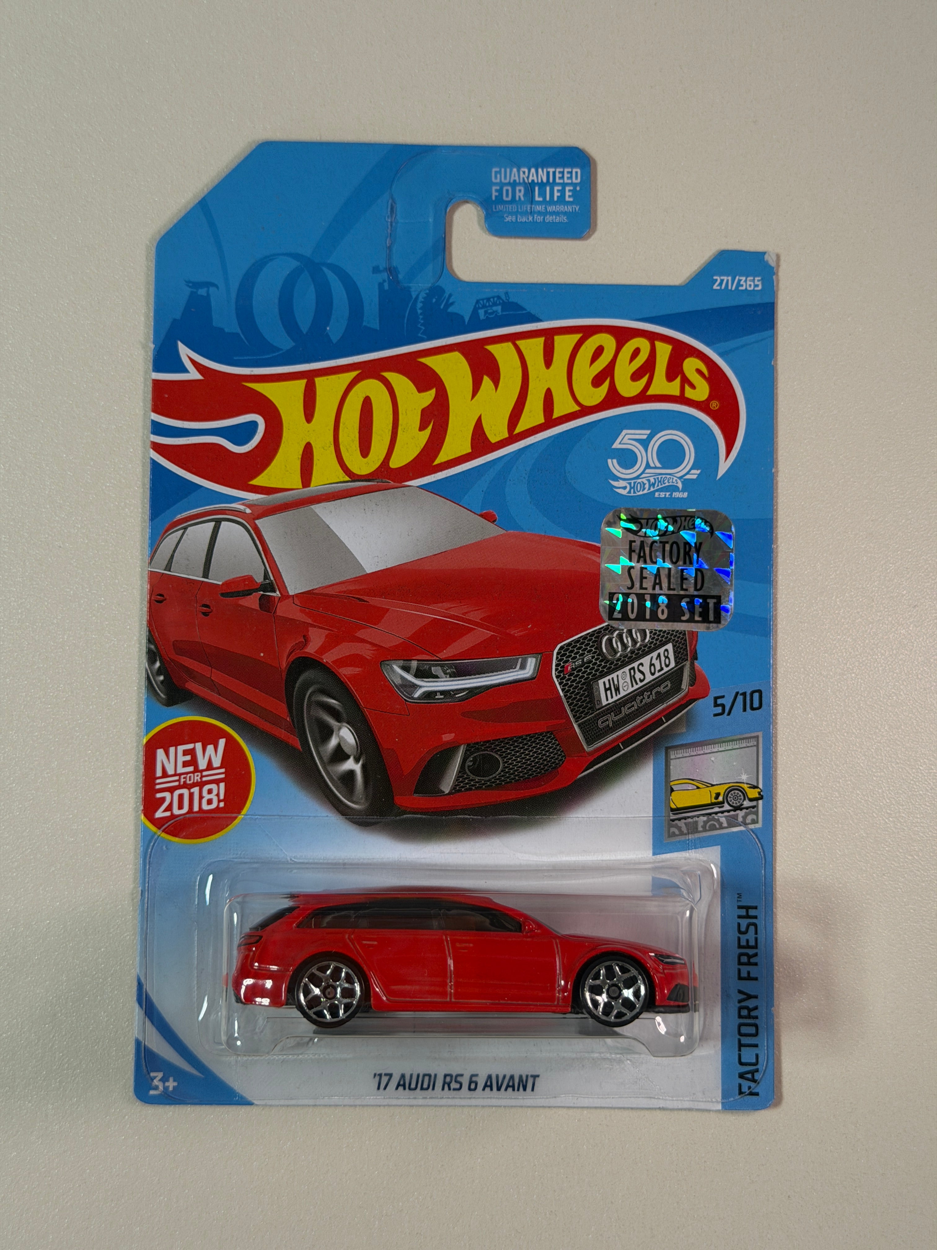 Hot Wheels 17 Audi RS 6 Avant czerwony