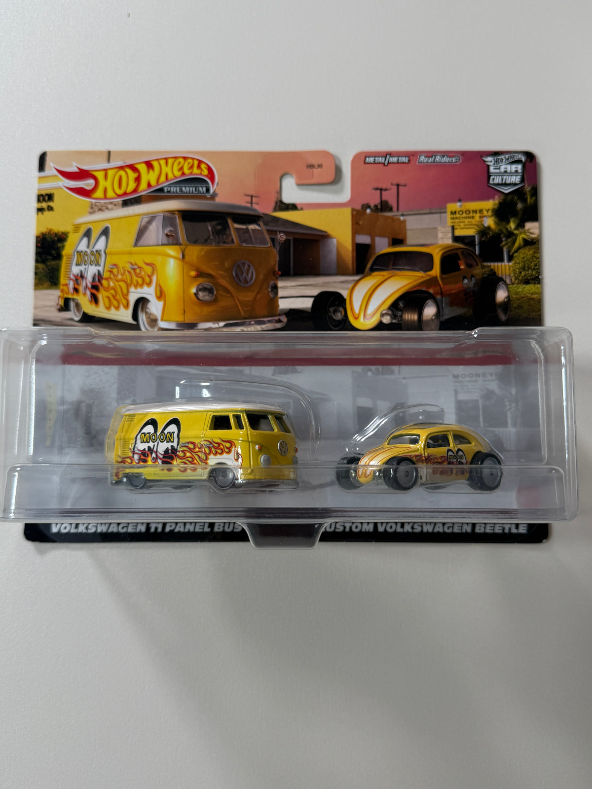 Hot Wheels PREMIUM 2-pack Volkswagen T1 Panel Bus + Custom Volkswagen Beetle Mooneyes